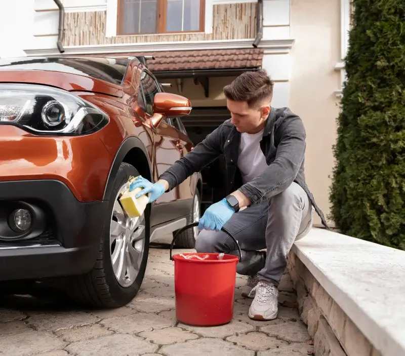 Lavage auto à domicile Jouars-Pontchartrain : professionnel intervenant sur un véhicule